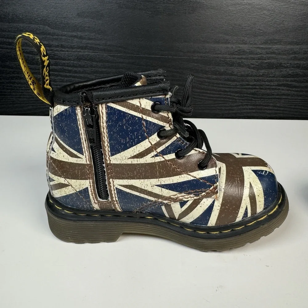 Dr  Martens Boots BRITISH FLAG Delaney Union Jack US 6 UNISEX Kids Toddler Laces